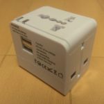 海外旅行用の変換プラグ兼USB充電器を購入した